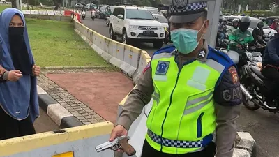 Wanita menerobos masuk ke Istana Negara.