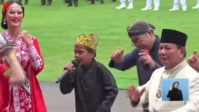 Farel Prayoga mendadak viral setelah tampil menyanyikan lagu Ojo Dibandingke di hadapan Presiden Jokowi usai Upacara HUT ke 77 Republik Indonesia di istana Merdeka.