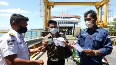 Ilustrasi. Petugas pelabuhan dan personil keamanan memeriksa sertifikat vaksin Covid-19 calon penumpang kapal penyeberangan Ulee Lheu - Sabang di Banda Aceh, Aceh, beberapa waktu lalu. 