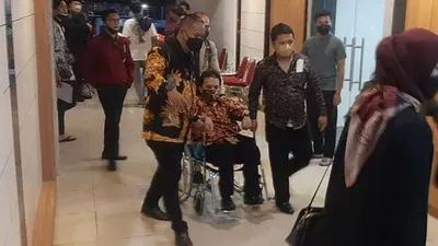 Foto Roy Suryo Gunakan Kursi Roda usai Diperiksa 12 Jam