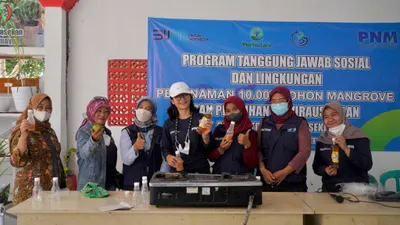 PNM melakukan pelatihan kewirausahaan membuat sirup Mangrove dan pemberian bantuan sosial kepada masyarakat Desa Totoran, Indramayu.