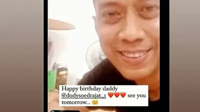 Tangkapan layar saat ayah Vanessa Angel Doddy Soedrajad mengunggah kembali momen video call dirinya dengan sang putri yang sudah meninggal karena kecelakaan.