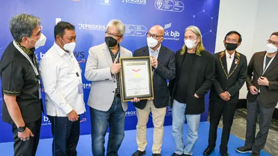 Perwakilan bank bjb dengan DCI dan Amazon foto bersama usai penandatanganan kerjasama. 