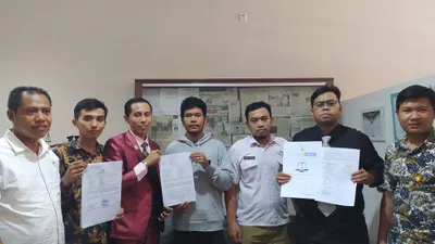 Korban penganiayaan saat melakukan konsultasi hukum dengan Kuasa Hukum dari Kantor Hukum Sembilan Bintang and Partner. (Yogi Faisal)