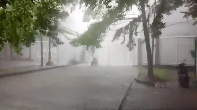 Masyarakat Kabupaten Bekasi dibuat geger karena munculnya fenomena langka bak air terjun dari langit.