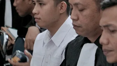 Ronny Tapalessy bersama kliennya Bharada Richard Eliezer di Pengadilan Negeri Jakarta Selatan.