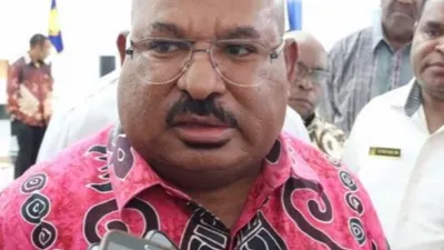 Dugaan kasus korupsi yang menjerat Gubernur Papua, Lukas Enembe kini dia telah ditetapkan sebagai tersangka.