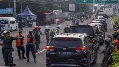 Ilustrasi. Petugas tengah melakukan pemeriksaan di check point menuju kawasan Puncak Bogor.