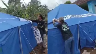 Pencabutan label identitas pemberi bantuan tenda di Cianjur