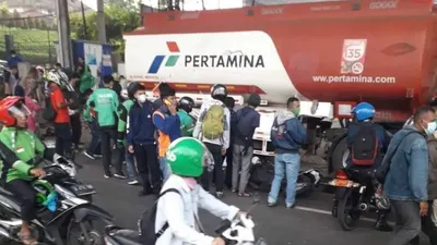 Breaking News: telah terjadi kecelakaan maut yang libatkan truk Pertamina di Jalan Alternatif Cibubur, anggota TNI ikut jadi korban.  