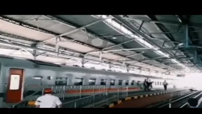 Video Lelaki Kejar Kereta Api karena Ketinggalan Bikin Histeris, Warganet Komentari Tak Sayang Nyawa