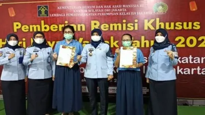 Warga binaan menerima remisi Waisak di Lapas Perempuan Kelas IIA, Jakarta, Senin (16/5/2022)