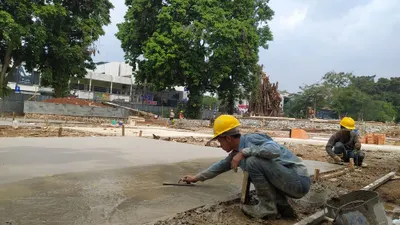 Sejumlah pegawai saat melakukan salah satu pekerjaan pada segmen pembangunan alun-alun Kota Bogor. (Yogi Faisal)