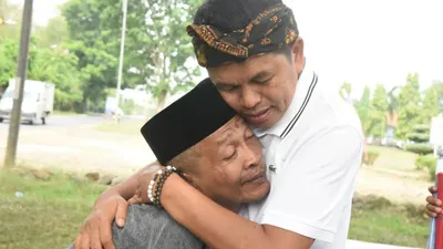 Dedi Mulyadi bersama Abdurrahman, penjaga kebersihan masjid.