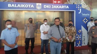 Gubernur DKI Jakarta Anies Baswedan saat konferensi pers di Balai Kota Jakarta pada Jumat (14/5/2021). [Suara.com/Stephanus Aranditio]