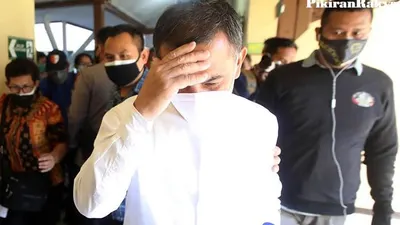 Wali Kota Cimahi nonaktif, Ajay M Priatna seusai menjalani sidang putusan perkara gratifikasi atas pembangunan rumah sakit Kasih Bunda Cimahidi Pengadilan Tipikor Bandung, Jalan LLRE Martadinata, Kota Bandung, Rabu, 25 Agustus 2021.