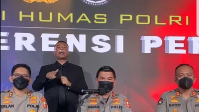 Karopenmas Divhumas Polri, Brigjen Pol Ahmad Ramadhan memberikan keterangan terkait penggunaan pelat nomor kendaraan bermotor dari warna dasar hitam ke putih.