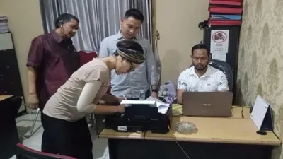 Majelis hakim memperpanjang masa tahanan Nikita Mirzani menjadi sebulan, dia akan menjalani sidang di Pengadilan Negeri (PN) Serang.