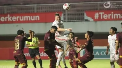 Striker Persija Jakarta Marko Simic menyundul bola di antara kepungan pemain PSM Makassar dalam semifinal Piala Menpora 2021 di Stadion Maguwoharjo Sleman, April lalu. Kedua tim kembali bertemu pada lanjutan Liga 1 di Stadion Manahan Solo, Selasa malam nanti (71/12).