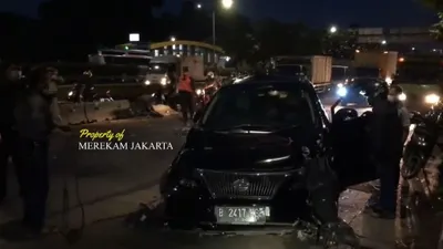 Lexus yang menabrak separator TransJakarta di Jakarta Pusat.