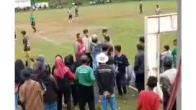 Viral! Suami Ditarik Paksa Istri Saat Sedang Pertandingan Sepak Bola Antar Kampung