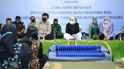 Menteri Ketenagakerjaan (Menaker) Ida Fauziyah (tengah) ketika bertemu dengan para penerima Bantuan Subsidi Upah (BSU) beberapa waktu lalu