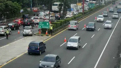 Ilustrasi contraflow di jalan tol. Petugas dari Kepolisian membantu mengatur arus lalu lintas di tol dalam kota di Kawasan Semanggi saat uji coba contra flow atau sistim melawan arus lalu lintas di Jakarta, Selasa (1/5).