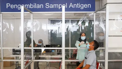 Ilustrasi petugas KAI melakukan tes antigen kepada calon penumpang KA jarak jauh/dok: kai.id