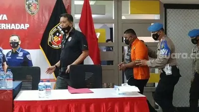 Bripka CS (kedua dari kiri), tersangka penembakan di Kafe RM Cengkareng, Jakarta Barat, dihadirkan dalam ungkap kasus di Mapolda Metro Jaya, Kamis (25/2/2021). [Suara.com/M. Yasir]