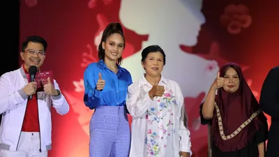 Artis Cinta Laura bersama 2 tokoh Srikandi PNM.