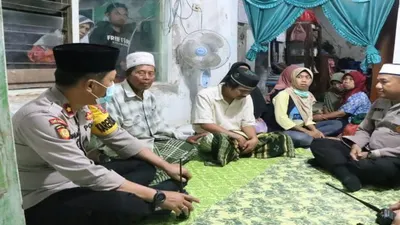 Kapolres Pasuruan Kota AKBP Raden Muhammad Jauhari S.H S.I.K, saat mengunjungi para korban di Pasuruan. Dok. Polri.go.id