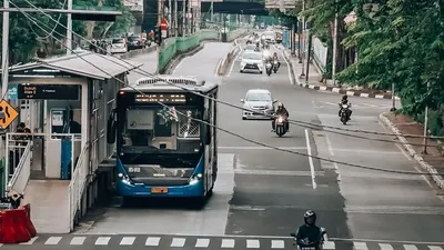 13 koridor Transjakarta beroperasi 24 jam