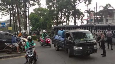 Kendaraan diputar balik di Jalam Raya Bogor yang menjadi perbatasan antara Kota Depok dengan Jakarta. (SuaraBogor.id/Immawan Zulkarnain)