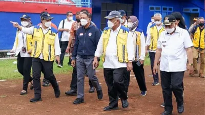 Menteri PUPR, Basuki Hadimuljono minta Stadion Kanjuruhan direhab.