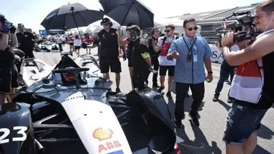 Gubernur Jakarta Anies Baswedan (kanan batik biru) melihat mobil listrik di lintasan balap Formula E di Brooklyn, New York, Amerika Serikat. 