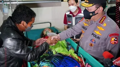 Kapolri menjenguk korban Tragedi Kanjuruhan (Instagram @divisihumaspolri)