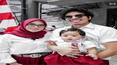 pasangan Aurel, Atta Halilintar dan anaknya Ameena menggelar lomba 17 Agustusan