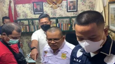 Satreskrim Polres Metro Jakarta Pusat menciduk Ketua DPP LSM Tamperak Kepas Penagean Pangaribuan di kantornya yang berada di Petukangan Utara, Pesanggrahan, Jakarta Selatan pada Senin (22/11/2021) petang.
