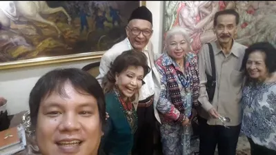 Elly Kasim, kedua kiri, bersama pengamat musik Stanley Tulung, kiri