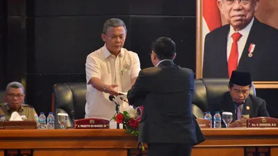Ketua DPRD DKI Jakarta, Prasetio Edi Marsudi ketika menerima usulan tiga nama calon pengganti Gubernur Anies Baswedan sebagai penjabat Gubernur DKI Jakarta