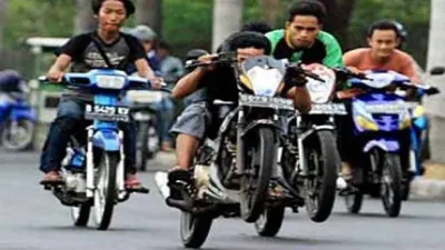 Ilustrasi. Sejumlah pemuda tengah menggelar balap liar menggunakan sepeda motor mereka.