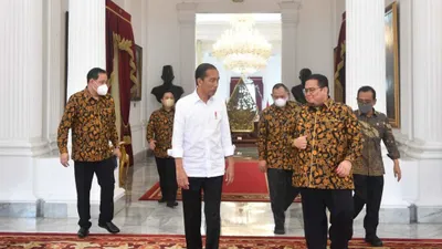 Presiden Jokowi saat menjamu anggota Bawaslu di Istana terkait pemilu (Sumber: BPMI Setpres/Rusman)