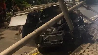 Pajero tabrak tiang petunjuk arah.