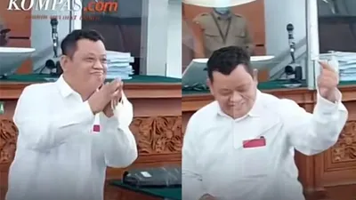 Bikin Heboh! Momen Saat Kuat Maruf Beri 'Saranghaeyo' ke Awak Media Sebelum Persidangan