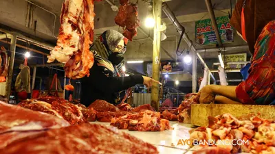 Foto ilustrasi pedagang daging sapi di pasar tradisional.