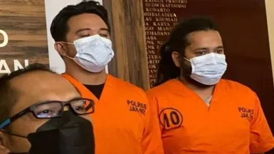 Gitaris Roby Geisha bersama asistennya berinsial AJ ditetapkan sebagai tersangka penyalahgunaan narkoba jenis ganja.