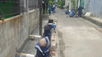 BANJIR JAKARTA: 3 Ribu Karung Lumpur Diangkat dari Saluran di Petojo