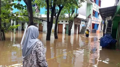 Kawasan Rukun Warga 04, Kelurahan Cipinang Melayu, Jakarta Timur terendam banjir sejak Jumat (19/2/2021) dini hari. Ketinggian air mencapai 50 centimeter hingga 1,5 meter. [Suara.com/Bagaskara]
