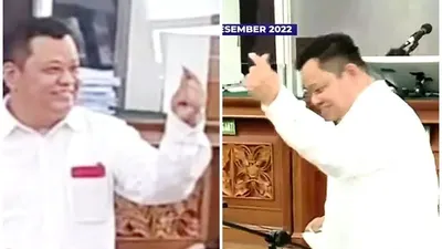 kelakuan Kuat Maruf di persidangan,  beri pose Saranghaeyo pada para pengunjung sidang di PN Jaksel.