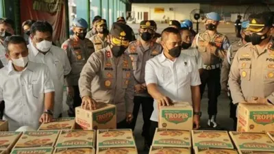 Polisi menunjukan barang bukti minyak goreng yang sengaja ditimbun dan hendak diselundupkan ke Timor Leste.